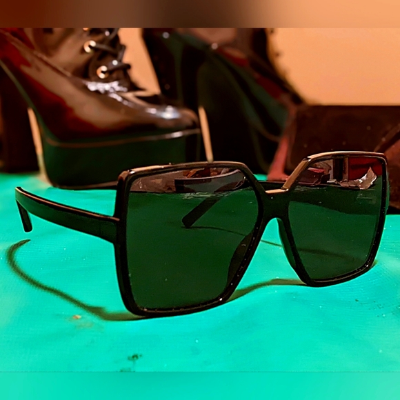 Yves Saint Laurent - Picture 1 of 5